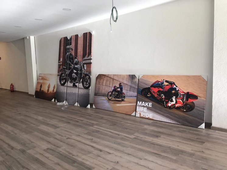 Decoración de instalaciones de Concesionario BMW Motorrad Todomoto en Sevilla. Lienzos, cuadros, textos recortados vinilos.