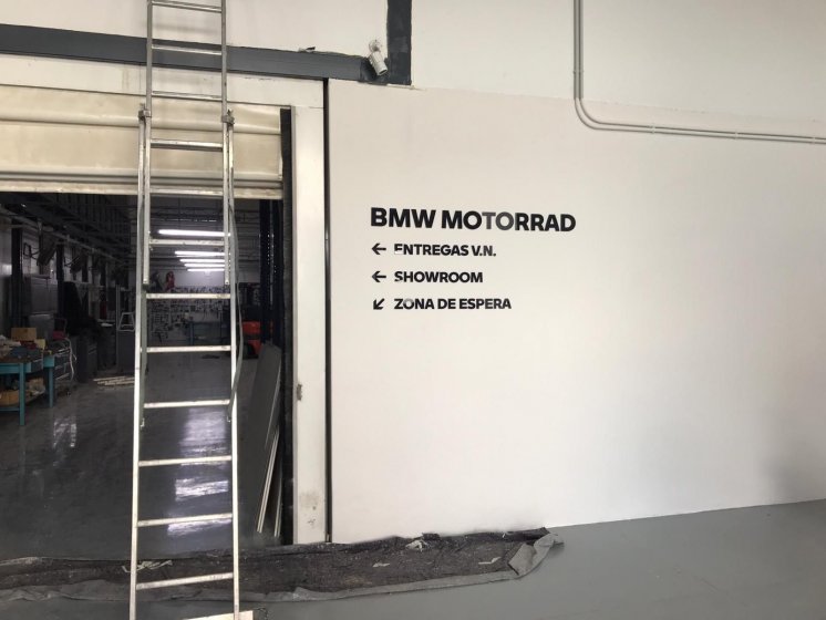 Decoración de instalaciones de Concesionario BMW Motorrad Todomoto en Sevilla. Lienzos, cuadros, textos recortados vinilos.