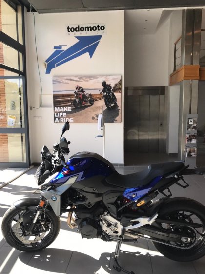 Decoración de instalaciones de Concesionario BMW Motorrad Todomoto en Sevilla. Lienzos, cuadros, textos recortados vinilos.