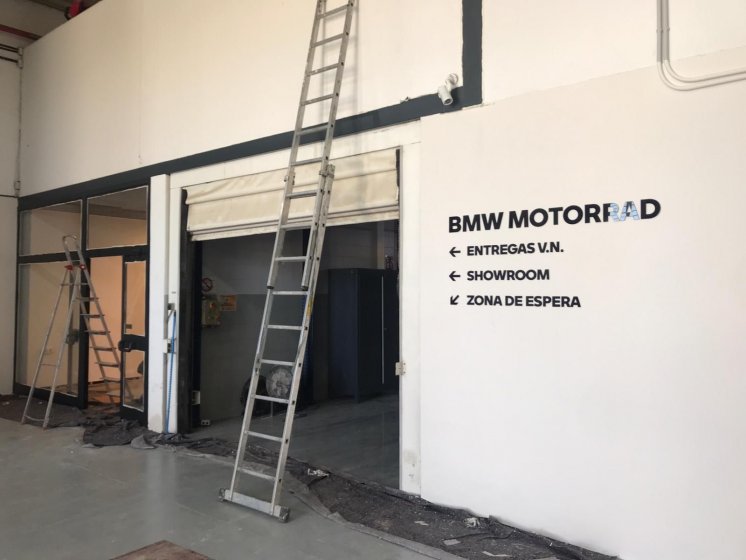 Decoración de instalaciones de Concesionario BMW Motorrad Todomoto en Sevilla. Lienzos, cuadros, textos recortados vinilos.