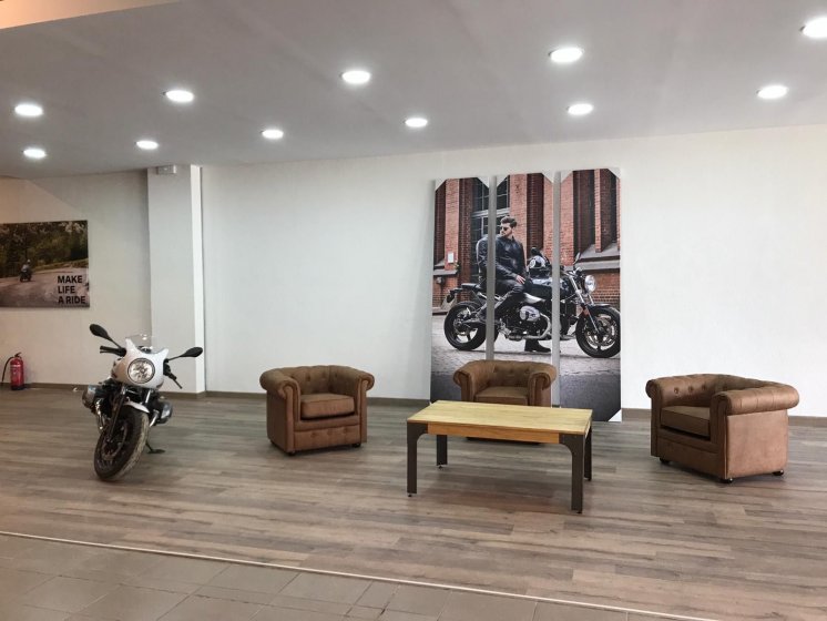 Decoración de instalaciones de Concesionario BMW Motorrad Todomoto en Sevilla. Lienzos, cuadros, textos recortados vinilos.