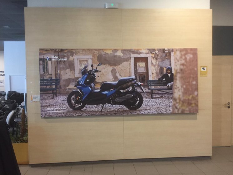 Decoración de instalaciones de Concesionario BMW Motorrad Todomoto en Sevilla. Lienzos, cuadros, textos recortados vinilos.