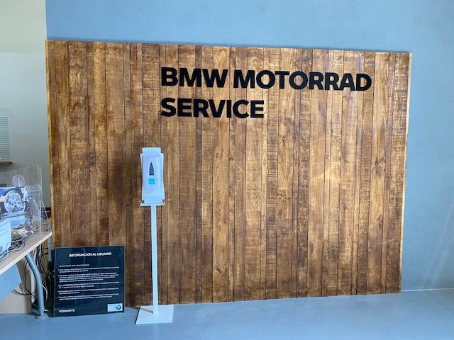 Decoración de instalaciones de Concesionario BMW Motorrad Todomoto en Sevilla. Lienzos, cuadros, textos recortados vinilos.