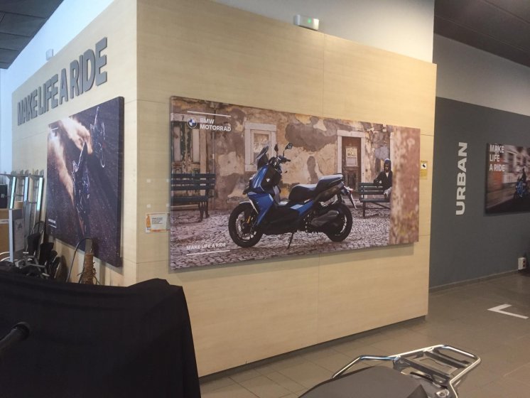 Decoración de instalaciones de Concesionario BMW Motorrad Todomoto en Sevilla. Lienzos, cuadros, textos recortados vinilos.