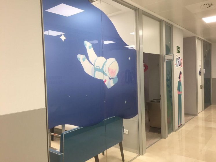 Decoración de interior de clínica de pediatría del Hopsital de Santa Isabel de Sevilla. Rotulación con vinilos al ácido en impresión digital. 