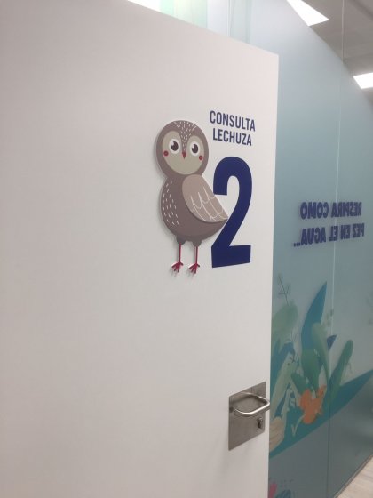 Decoración de interior de clínica de pediatría del Hopsital de Santa Isabel de Sevilla. Rotulación con vinilos al ácido en impresión digital. Dibujos corpóreos en PVC.