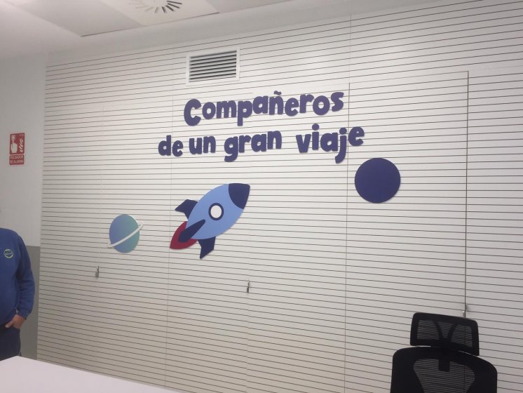 Decoración de interior de clínica de pediatría del Hopsital de Santa Isabel de Sevilla. Rotulación con vinilos al ácido en impresión digital. Dibujos corpóreos en PVC.