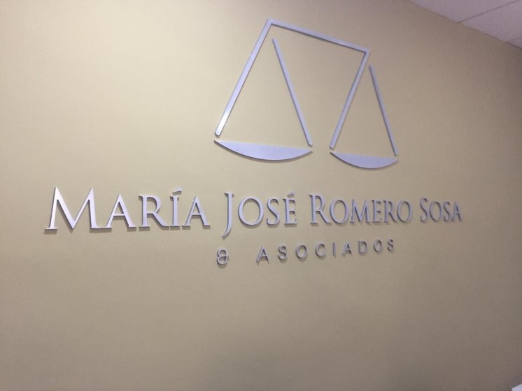 Decoración interior con rótulo en pvc lacados. Tornay Abogados en Dos Hermanas Sevilla.