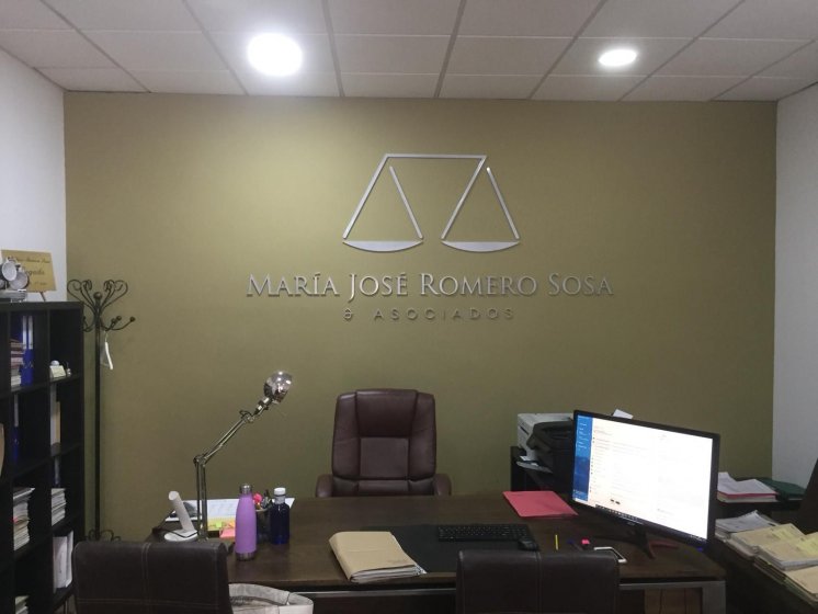 Decoración interior con rótulo en pvc lacados. Tornay Abogados en Dos Hermanas Sevilla.