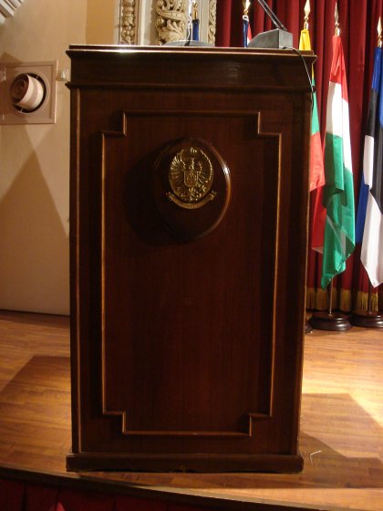 Fabricaci&oacute;n de Atril en madera lacada y metopa con escudo. Cuartel General de la Segunda Regi&oacute;n Militar de Sevilla.