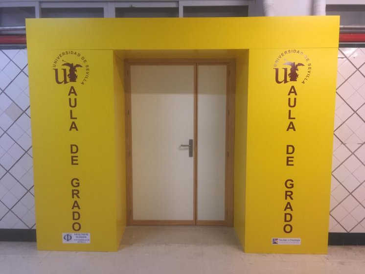 Forrado para decoración de puerta, en composite lacado y rotulado con vinilos. Facultad de Folosofía y Psicología de la Universidad de Sevilla.