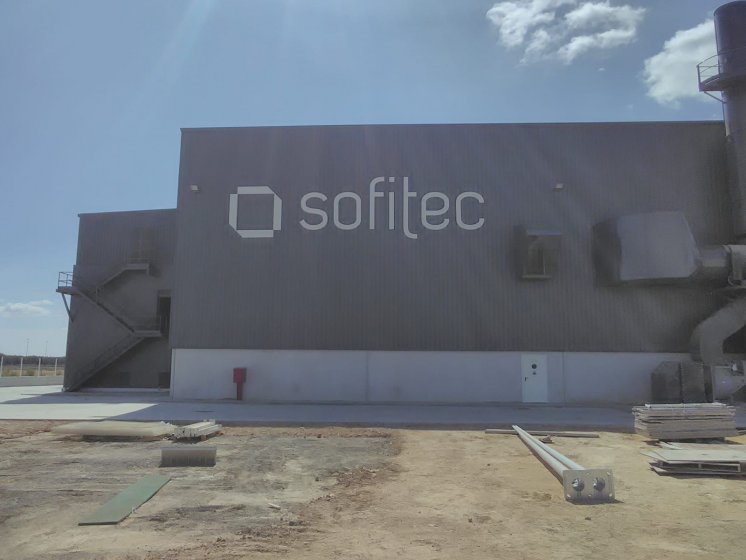 Letras corpóreas en aluminio lacado para Sofitec Sevilla.