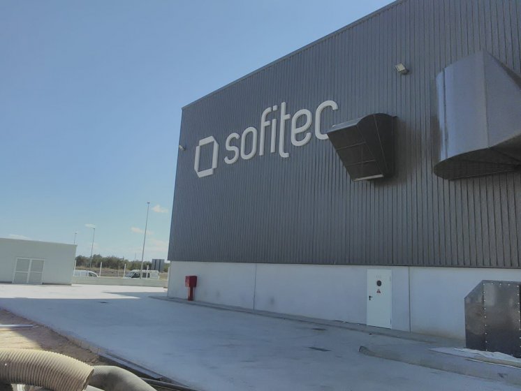 Letras corpóreas en aluminio lacado para Sofitec Sevilla.