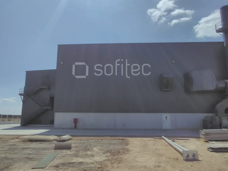 Letras corpóreas en aluminio lacado para Sofitec Sevilla.