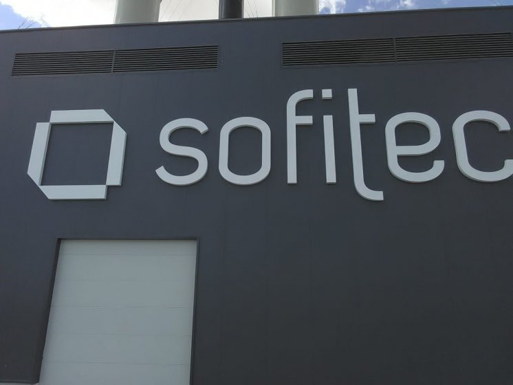 Letras corpóreas en aluminio lacado para Sofitec Sevilla.