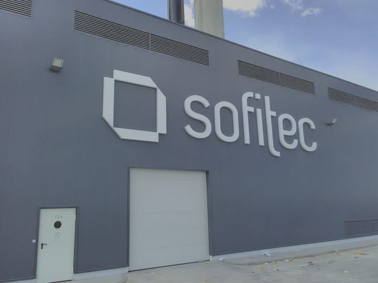 Letras corpóreas en aluminio lacado para Sofitec Sevilla.