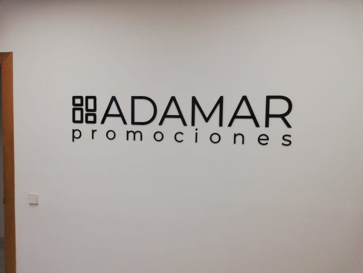 Letras en pvc recortadas y lacadas para Adamar Promociones en Sevilla.