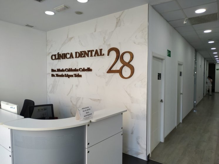 Letras recortadas en madera tintadas y lacadas. Clínica dental 28, Sevilla.