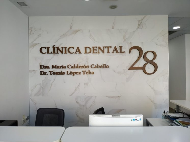 Letras recortadas en madera tintadas y lacadas. Clínica dental 28, Sevilla.