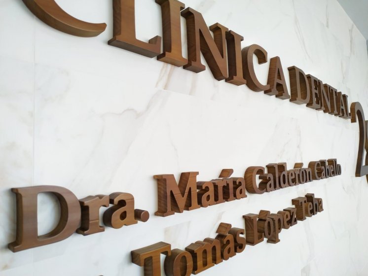 Letras recortadas en madera tintadas y lacadas. Clínica dental 28, Sevilla.