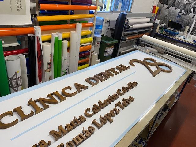 Letras recortadas en madera tintadas y lacadas. Clínica dental 28, Sevilla.