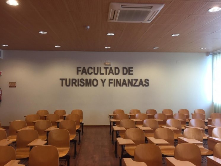 Letras recortadas en PVC de 19 mm y lacadas. Faculta de Turismo y Finanzas, de la Universidad de Sevilla.