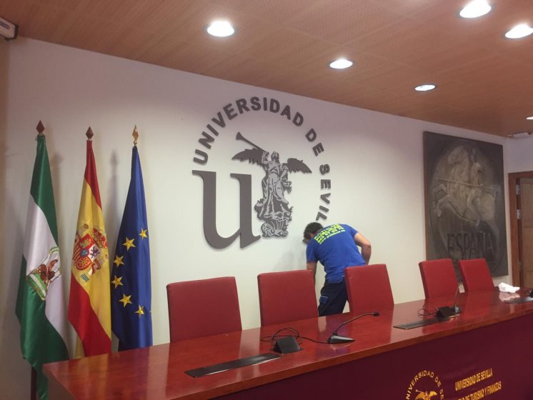 Letras recortadas en PVC de 19 mm y lacadas. Faculta de Turismo y Finanzas, de la Universidad de Sevilla.