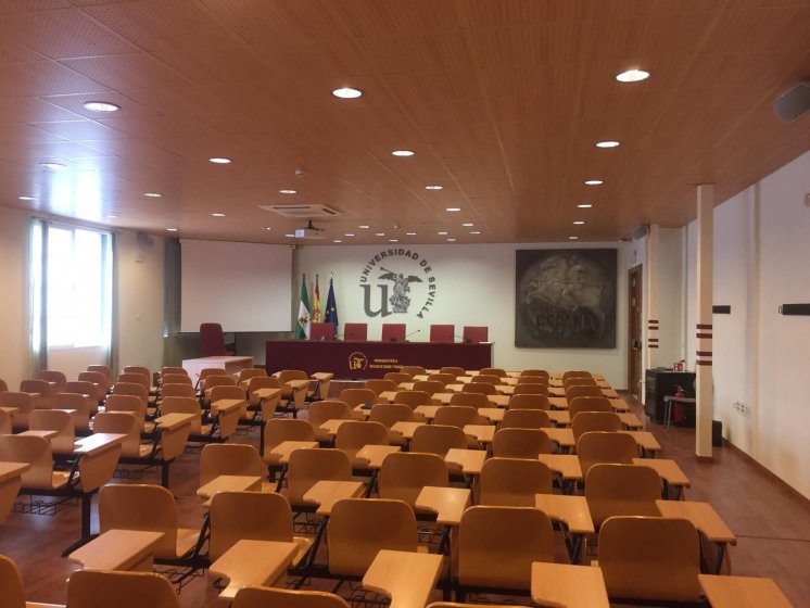 Letras recortadas en PVC de 19 mm y lacadas. Faculta de Turismo y Finanzas, de la Universidad de Sevilla.