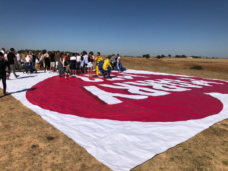 Lona gigante en impresión digital para pedida de manos en aeródromo de la Juliana, Bollullos de la Mitación en Sevilla.