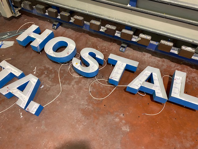 Mantenimiento de letras corpóreas para Hostal Santa Isabel de Dos Hermanas en Sevilla. Limpieza y pintura interior y led nuevos.