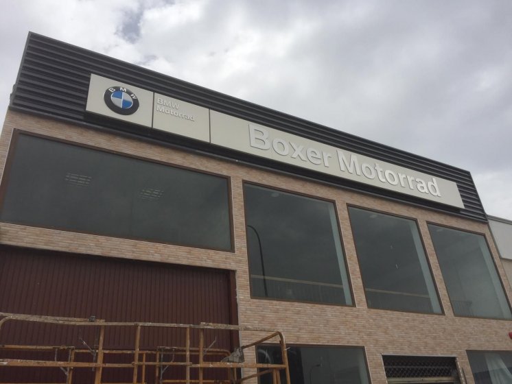 Montaje de rótulos e instalaciones de Concesionario BMW Motorrad Boxer Algeciras. Lienzos, cuadros, textos recortados vinilos.