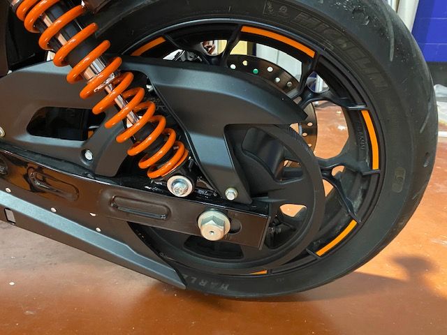 Personalización con vinilos y complementos metálicos, para Harley Dadvison de particular en Sevilla.