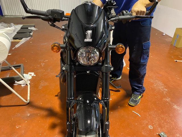 Personalización con vinilos y complementos metálicos, para Harley Dadvison de particular en Sevilla.
