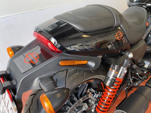 Personalización con vinilos y complementos metálicos, para Harley Dadvison de particular en Sevilla.