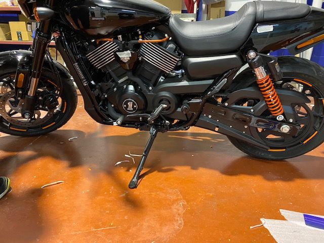 Personalización con vinilos y complementos metálicos, para Harley Dadvison de particular en Sevilla.