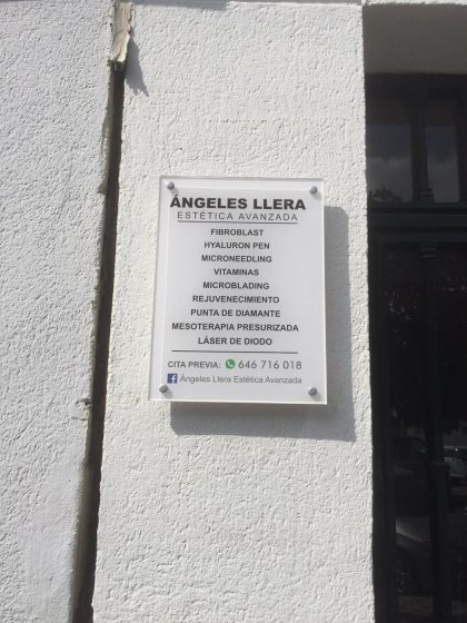 Placa de metacrilato para fachada. Ángeles Llera en Sevilla.