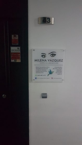 Placa de metacrilato para fachada. Milena Vázquez en Dos Hermanas Sevilla.