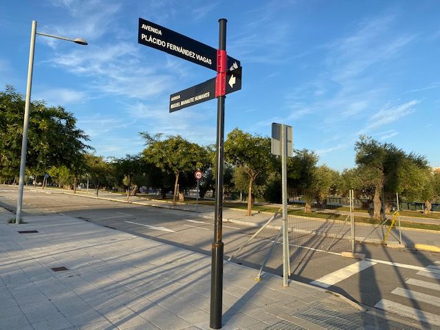 Rotulación de 100 carteles en textos de aluminio recortado para, las señales verticales y direccionales del Ayuntamiento de Dos Hermanas en Sevilla.