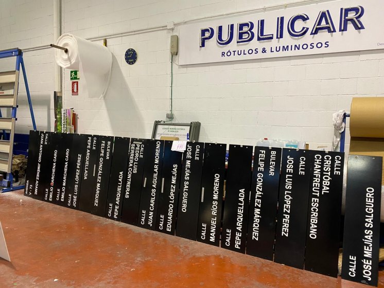 Rotulación de 100 carteles en textos de aluminio recortado para, las señales verticales y direccionales del Ayuntamiento de Dos Hermanas en Sevilla.