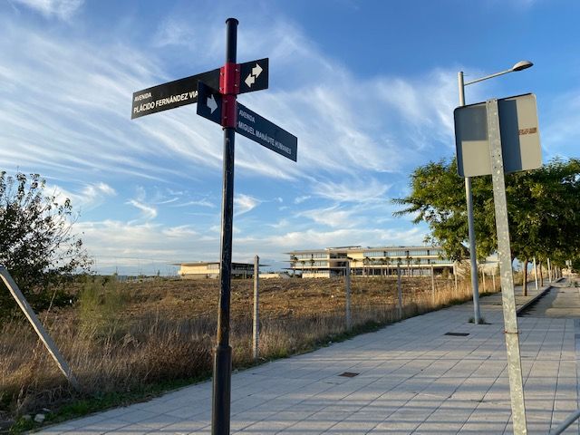 Rotulación de 100 carteles en textos de aluminio recortado para, las señales verticales y direccionales del Ayuntamiento de Dos Hermanas en Sevilla.