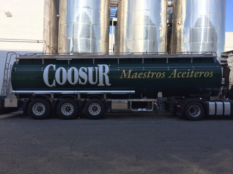 Rotulación de camión cisterna, en vinilos de corte e impresión digital fundidos. Aceites la Española Acesur Sevilla.