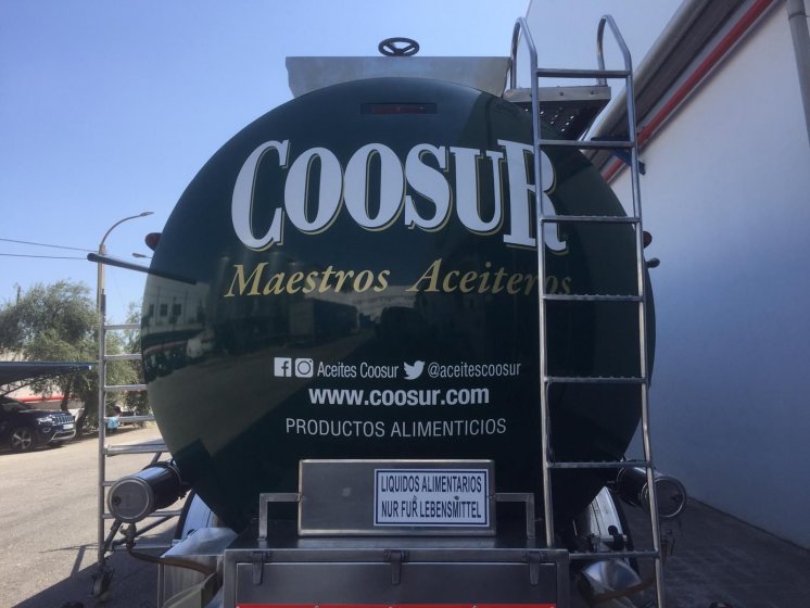 Rotulación de camión cisterna, en vinilos de corte e impresión digital fundidos. Aceites la Española Acesur Sevilla.