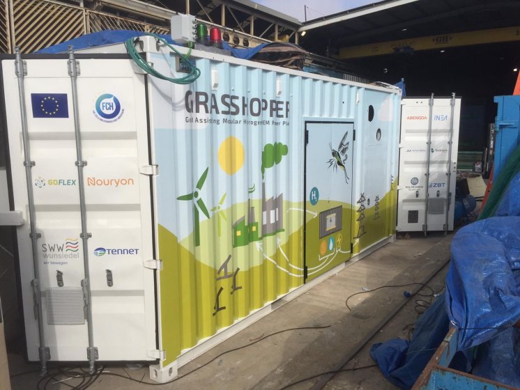 Rotulación de contenedor container en vinilo fundido en impresión digital y corte especial para Abengoa. Fabricado en Sevilla.