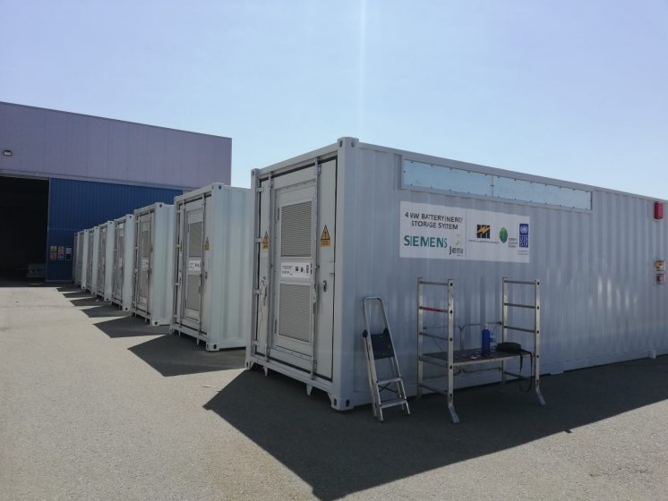 Rotulación de contenedores container en vinilo de corte especial para Siemens. Fabricados por Proinsener Sevilla.