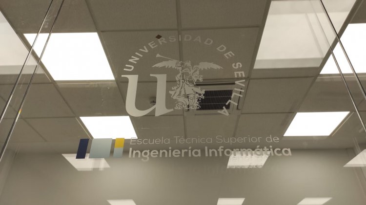 Rotulación de cristal con imitación ácido plata. Para la Escuela Técnica Superior de Ingeniería e Informática de La Universidad de Sevilla.