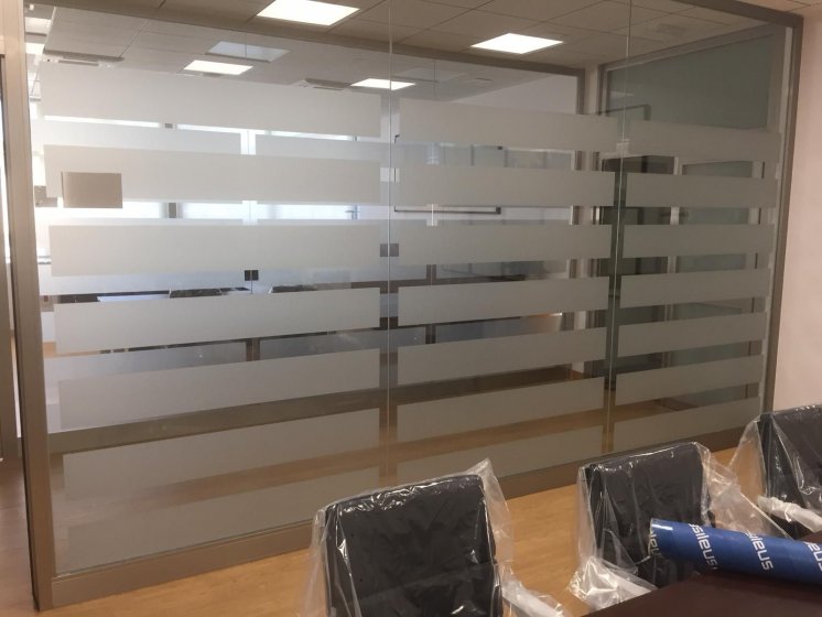 Rotulación de cristal con imitación ácido plata. Para las oficinas de Goya España en Sevilla.