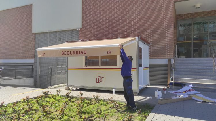 Rotulación decorativa e instalación de láminas solares efecto espejo, de la caseta de Seguridad para la Universidad de Sevilla.