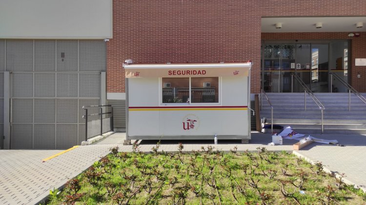 Rotulación decorativa e instalación de láminas solares efecto espejo, de la caseta de Seguridad para la Universidad de Sevilla.