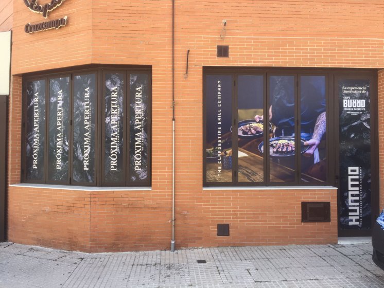 Rotulación exterior de cristal con vinilo en impresión digital. Restaurante Hummo en Sevilla.