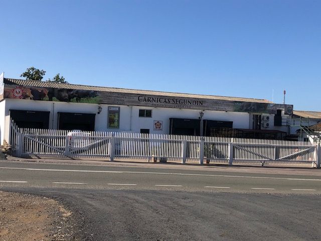 Rotulación de frente fachada en vinilos especiales al exterior. Fábrica de Segundin en Aracena Huelva